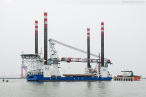 WILHELMSHAVEN: Offshore-Errichterschiff auf der Jade verladen