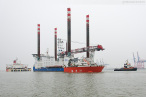 WILHELMSHAVEN: Offshore-Errichterschiff auf der Jade verladen