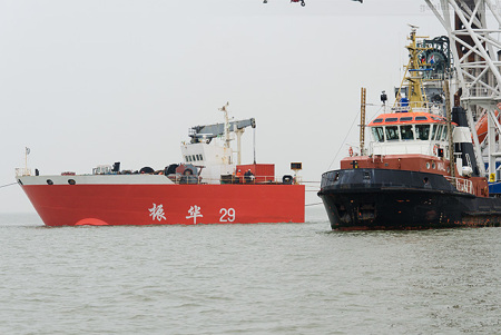 WILHELMSHAVEN: Offshore-Errichterschiff auf der Jade verladen