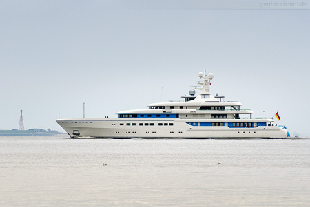 Wilhelmshaven: Luxusyacht DARTWO von Abeking & Rasmussen auf der Jade