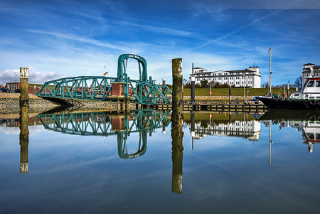 WILHELMSHAVEN: Spiegelung im Nassauhafen mit Nassaubrücke