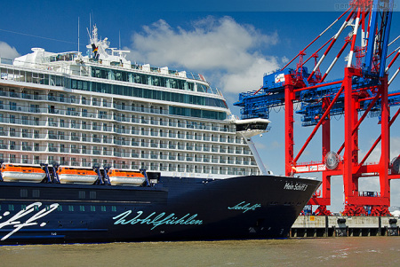 Kreuzfahrtschiff MEIN SCHIFF 4 bald am JadeWeserPort in Wilhelmshaven