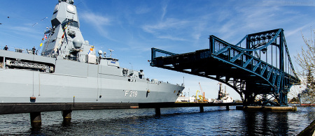 Wilhelmshaven Entmagnetisierungsschleife: Fregatte SACHSEN (F 219) beim Schleife fahren im Großen Hafen