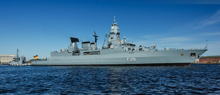 Wilhelmshaven Entmagnetisierungsschleife: Fregatte SACHSEN (F 219) beim Schleife fahren im Großen Hafen