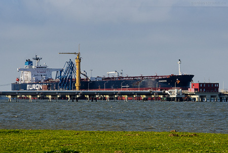 Wilhelmshaven NWO: Tanker FINESSE löscht 50.000 t Öl