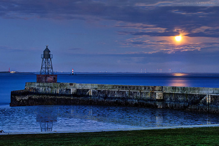 Wilhelmshaven: Vollmond über dem Jadebusen am Signalturm