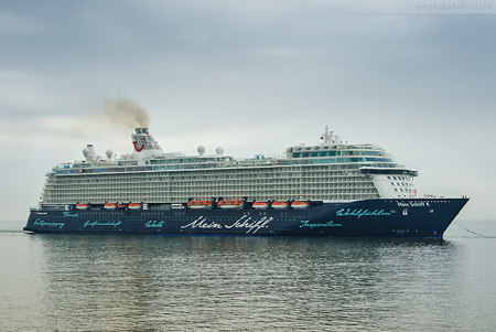 MEIN SCHIFF 4 am JadeWeserPort in Wilhelmshaven