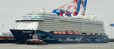 Schiffsankunft: MEIN SCHIFF 4 am JadeWeserPort in Wilhelmshaven