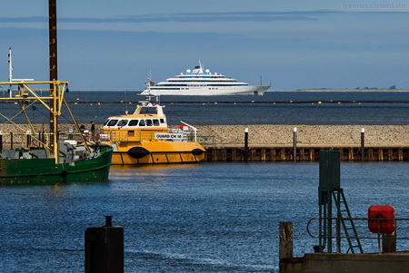 Wilhelmshaven: Luxusyacht TATIANA auf der Jade unterwegs