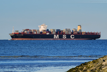 Größtes Containerschiff der Welt auf Jungfernfahrt am JadeWeserPort