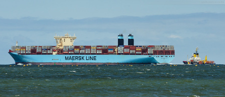 Größenvergleich: Containerschiff Maersk Mc-Kinney Moller (Triple-E-Klasse) & Küstenwache (Gewässerschutzschiff) Mellum