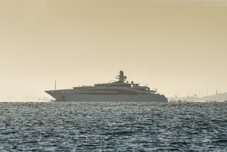 Wilhelmshaven: Luxusyacht IDYNASTY (L 101 m) auf der Jade unterwegs