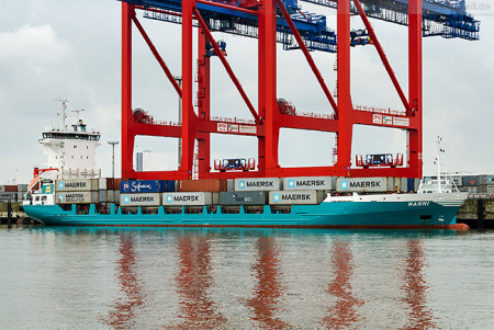 Feederschiff HANNI am Containerterminal Wilhelmshaven (CTW)