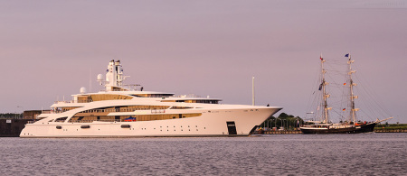 Wilhelmshaven Nordhafen: Größenvergleich Luxusyacht IDYNASTY (L 101 m) und Segelschiff MERCEDES (L 50 m)