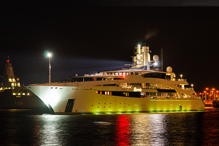 Nachtaufnahme der Luxusyacht IDYNASTY im Nordhafen von Wilhelmshaven