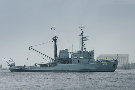 Wilhelmshaven: Seeschlepper SPIEKEROOG (A 1452) beim Schleife fahren