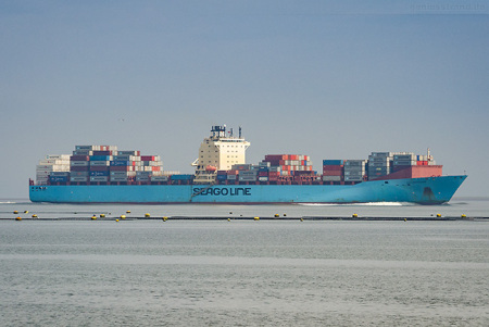 Jade-Weser-Port Schiffsankunft: Containerschiff SEAGO BREMERHAVEN