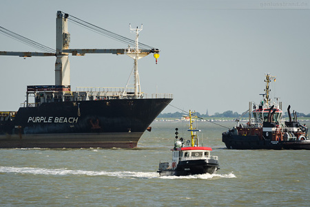 Wilhelmshaven: Havarist PURPLE BEACH wurde in den Innenhafen geschleppt