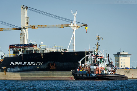 Wilhelmshaven: Havarist PURPLE BEACH wurde in den Innenhafen geschleppt