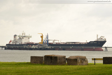 Wilhelmshaven NWO: Tanker PEARY SPIRIT am Anleger 1