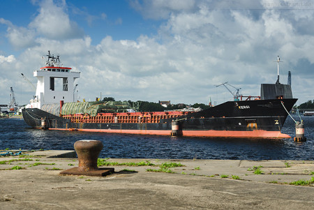 Frachtschiff KERGI liegt an der Kette (Auslaufverbot)