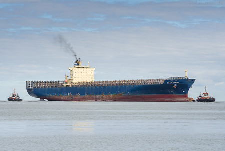 Wilhelmshaven: Containerschiff E. R. LOS ANGELES einlaufend