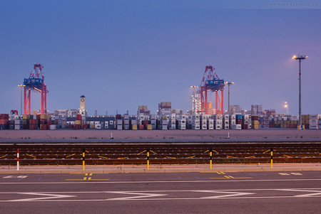 Jade-Weser-Port Wilhelmshaven: Containerschiff MSC VANDYA (L 366 m)