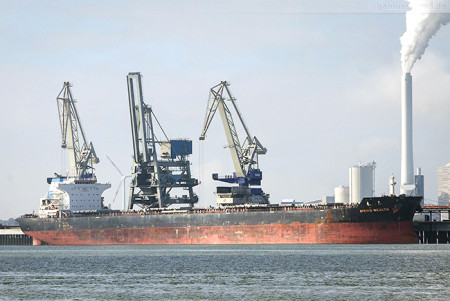 Wilhelmshaven Niedersachsenbrücke: Bulkcarrier SPRING WEALTH (L 229 m)