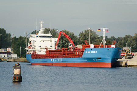 Wilhelmshaven Rova-Kai: Frachtschiff WILSON STADT (L 112 m)