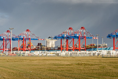 Jade-Weser-Port Containerschiff EVELYN MAERSK (L 397 m)