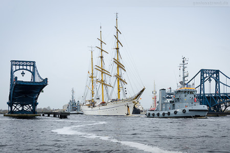 WILHELMSHAVEN: Die GORCH FOCK wird in das Marinearsenal bugsiert