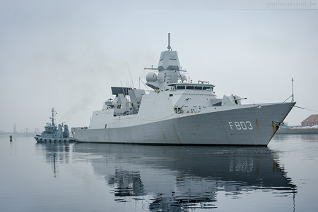 Wilhelmshaven: Fregatte HNLMS TROMP (F 803) im Großen Hafen