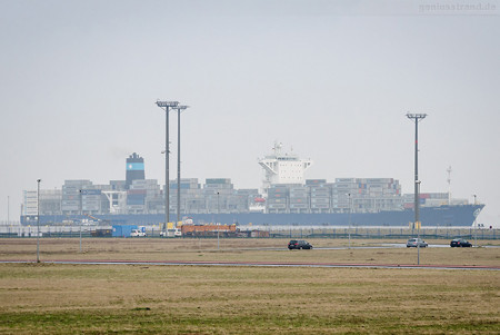 Schiffsankunft Jade-Weser-Port: Containerschiff MAERSK SIRAC (L 300 m)