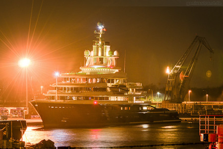 Luxusyacht LUNA (L 114 m) am Nordwestkai in Wilhelmshaven