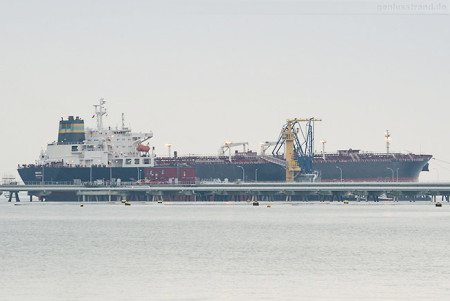 Wilhelmshaven Ölhafen: Tanker VENICE (L 245 m) an der Löschbrücke