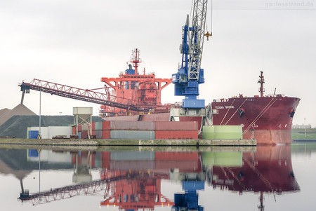 Wilhelmshaven Braunschweigkai: Bulk Carrier YEOMAN BRIDGE (L 250 m)