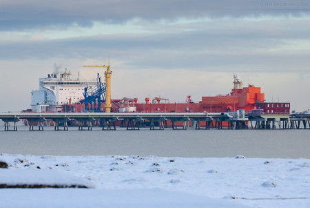 Wilhelmshaven: Tanker EAGLE BARENTS (L 276 m) an der NWO-Löschbrücke