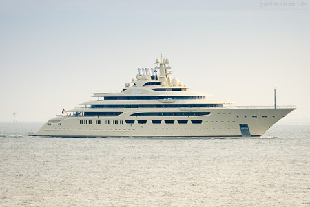 Wilhelmshaven: Luxusyacht OMAR (L 156 m), viertgrößte Luxusyacht der Welt