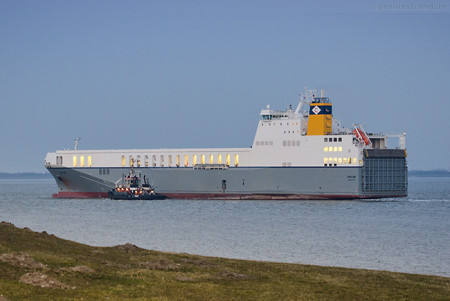 Wilhelmshaven: RoRo-Schiff OPALINE (L 195 m) auslaufend