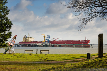 Tanker NS CHALLENGER (L 244 m) löscht fast 100.000 t Öl an der NWO