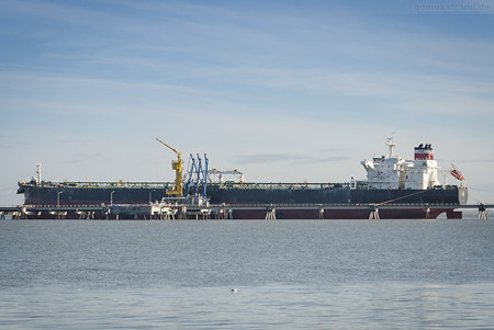 Wilhelmshaven: Tanker ACE liegt am Anleger Nr. 1 der NWO-Löschbrücke