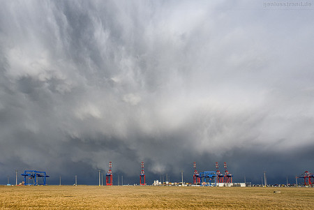 Riesige Regenzelle zog über den JadeWeserPort Richtung Bremerhaven ab