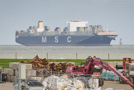 JadeWeserPort Ankunft: Containerschiff MSC LAUREN (L 366 m), einlaufend