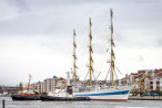 WILHELMSHAVEN: Segelschulschiff MIR (L 110 m) im Großen Hafen