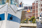 WILHELMSHAVEN: Segelschulschiff MIR (L 110 m) im Großen Hafen