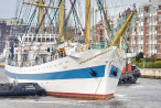 WILHELMSHAVEN: Segelschulschiff MIR (L 110 m) im Großen Hafen