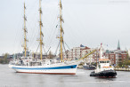 WILHELMSHAVEN: Segelschulschiff MIR (L 110 m) im Großen Hafen