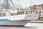 WILHELMSHAVEN: Segelschulschiff MIR (L 110 m) im Großen Hafen