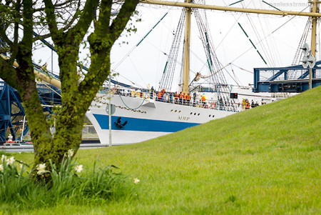 WILHELMSHAVEN: Segelschulschiff MIR (L 110 m) im Großen Hafen