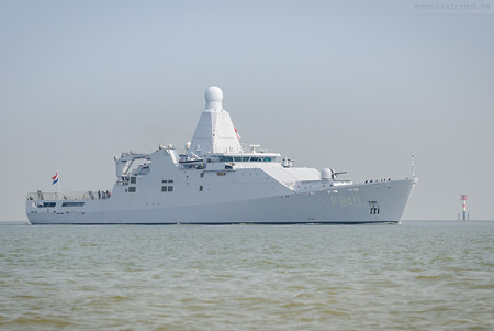 Wilhelmshaven: HNLMS HOLLAND (P840) auf dem Weg zur Seeschleuse